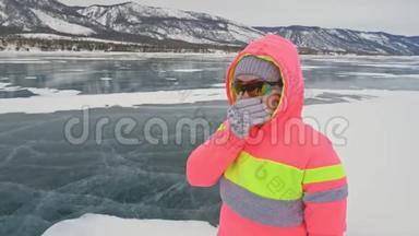 冬天的冰上女子是在体育比赛中行走的。 女孩在冬天在冰上训练。 运动北欧力量